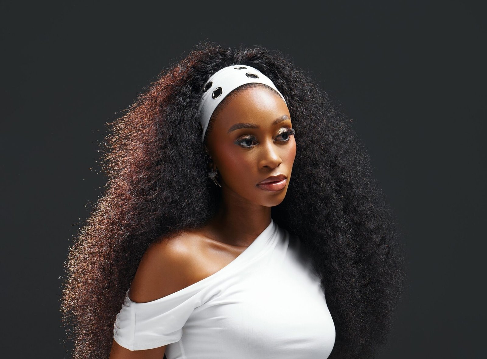 Thabsie Embraces Love, Loss and Longing on ‘While You Wait’